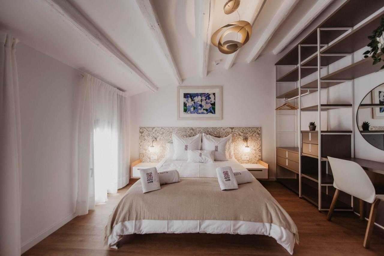 Petit Luxe Volta Bed and Breakfast Terrassa Buitenkant foto